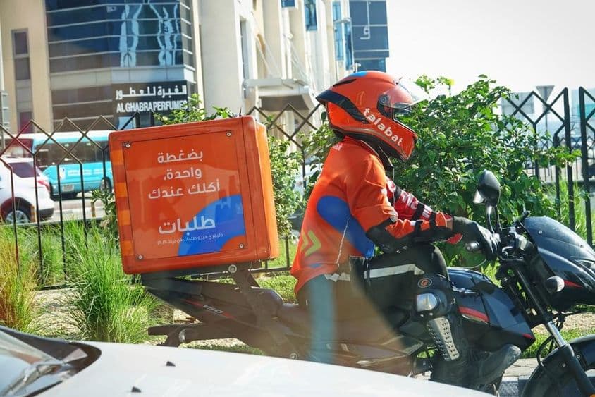 Livreurs de nourriture au travail dans la rue.
