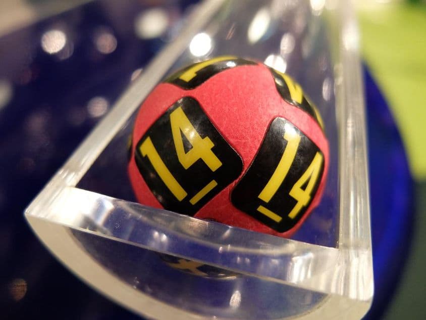 Numéro 14 sur une boule de loterie.