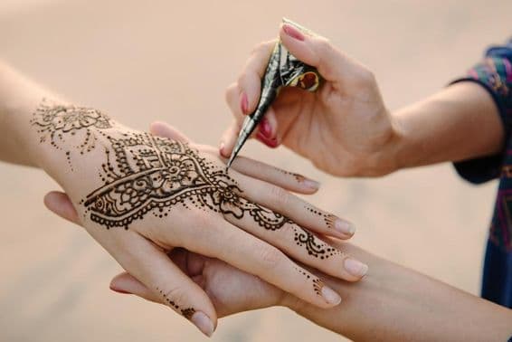Henné appliqué sur la main d'une femme.