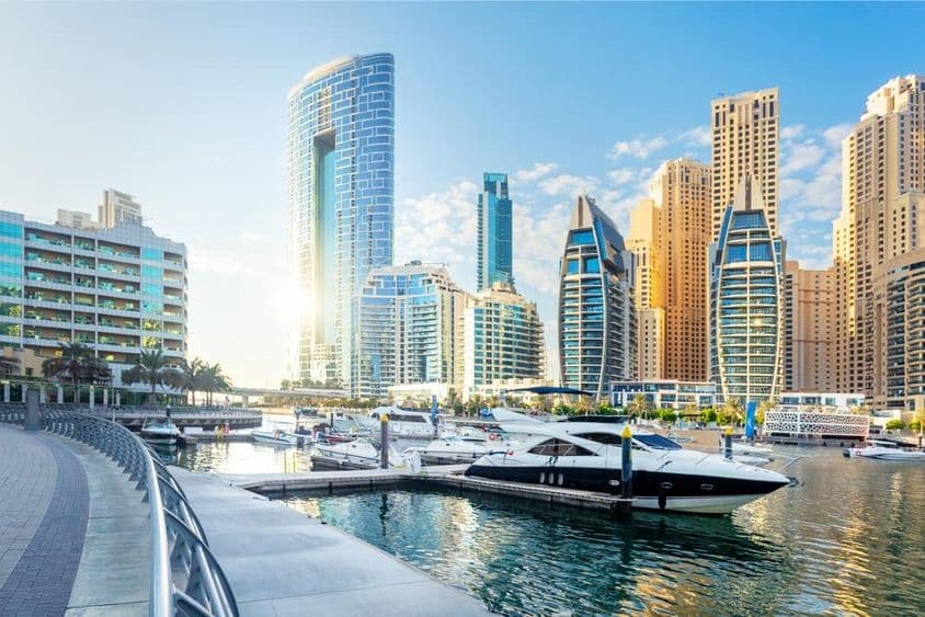 Vue de la Marina de Dubaï avec des bâtiments modernes et des yachts.