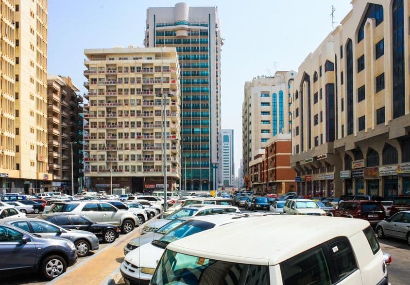 Vue sur le Skyline d'Abu Dhabi et le stationnement à Abu Dhabi.