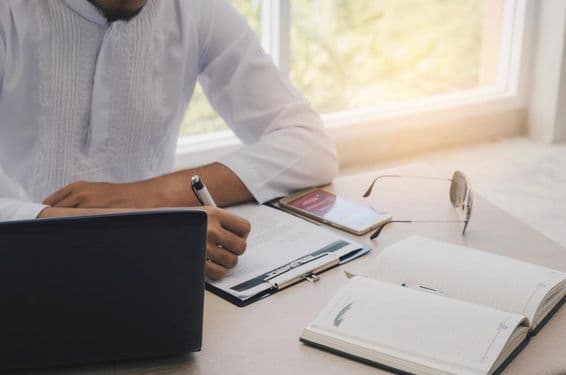 Agent d'assurance arabe préparant un contrat.