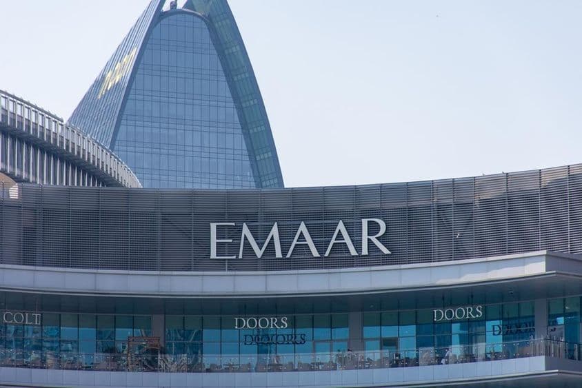 Logo d'Emaar Properties sur une façade d'immeuble