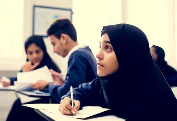 Enfants musulmans étudiant dans une salle de classe.