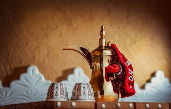 Café arabe traditionnel dans une cafetière arabe