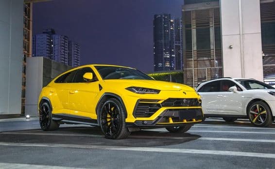 Lamborghini Urus de couleur jaune.