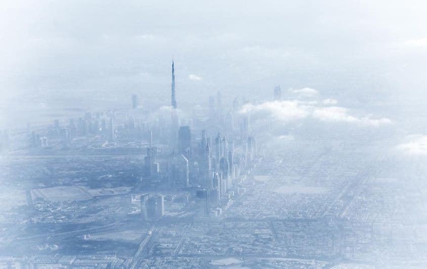 Skyline de Dubaï, temps brumeux.