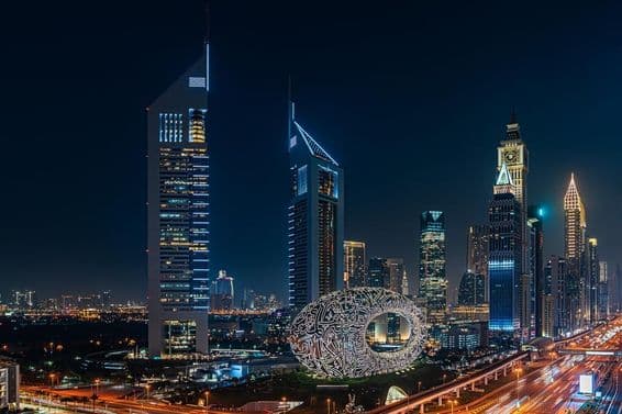 Dubaï de nuit, avec le Musée du Futur.