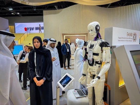 Exposition technologique mondiale à Dubaï présentant des innovations en intelligence artificielle et cybersécurité.