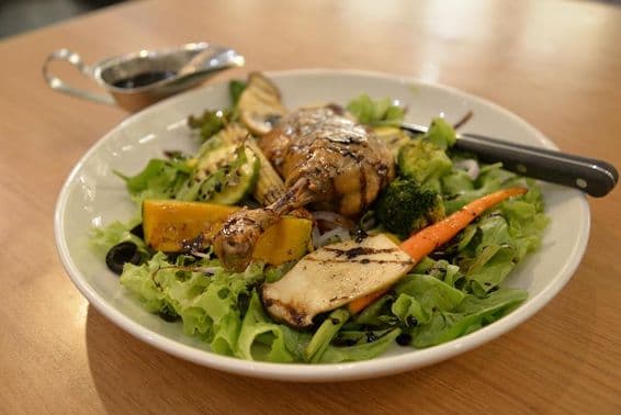 Canard tendre sur une assiette de salade.