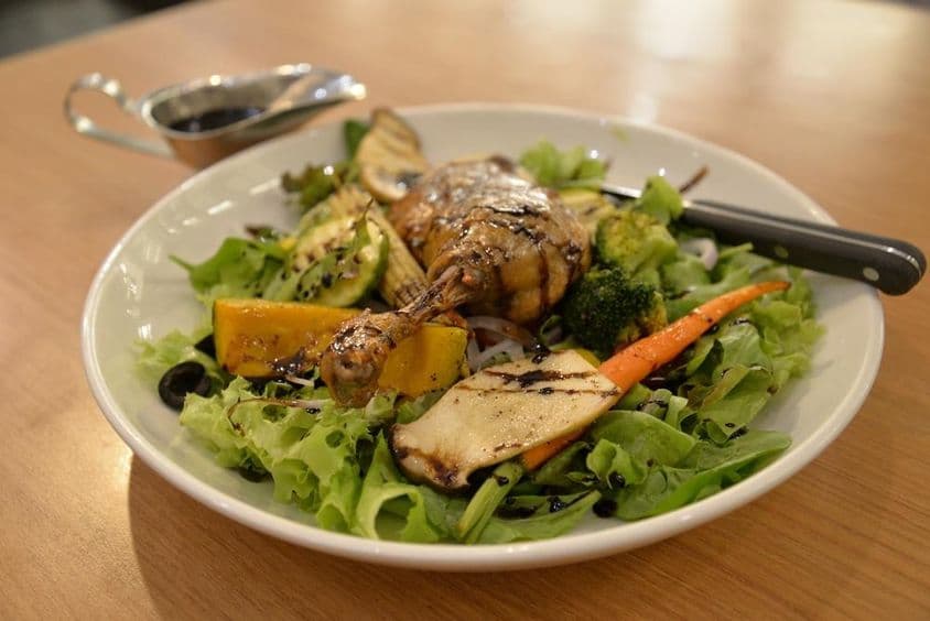 Canard tendre sur une assiette de salade.