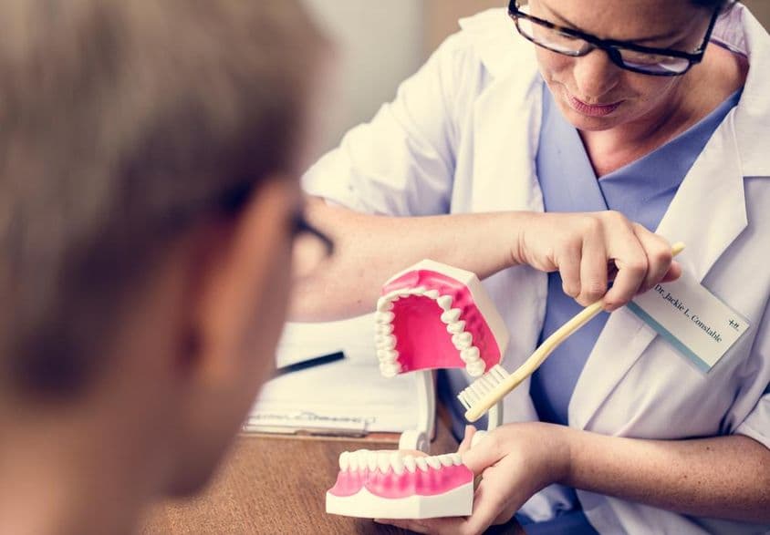 Dentiste de Dubaï démontrant le brossage des dents.