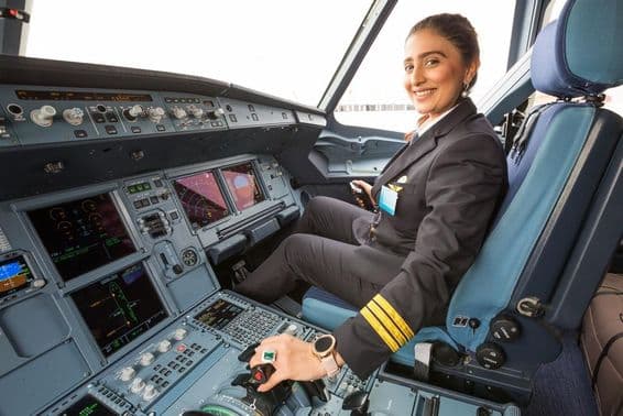 Femme pilote dans le cockpit.
