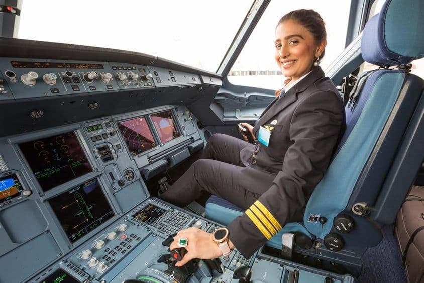 Femme pilote dans le cockpit.