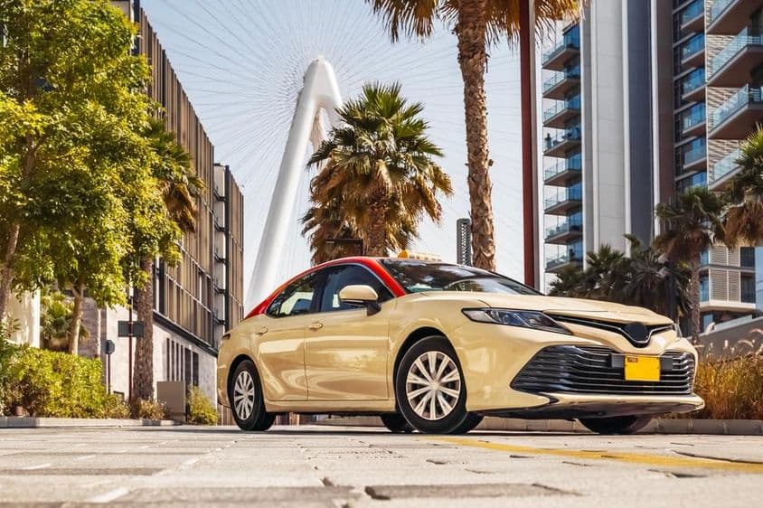 Taxi de Dubaï, avec des palmiers en arrière-plan.