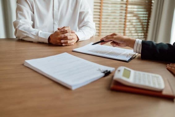 Agent d'assurance signant un contrat.