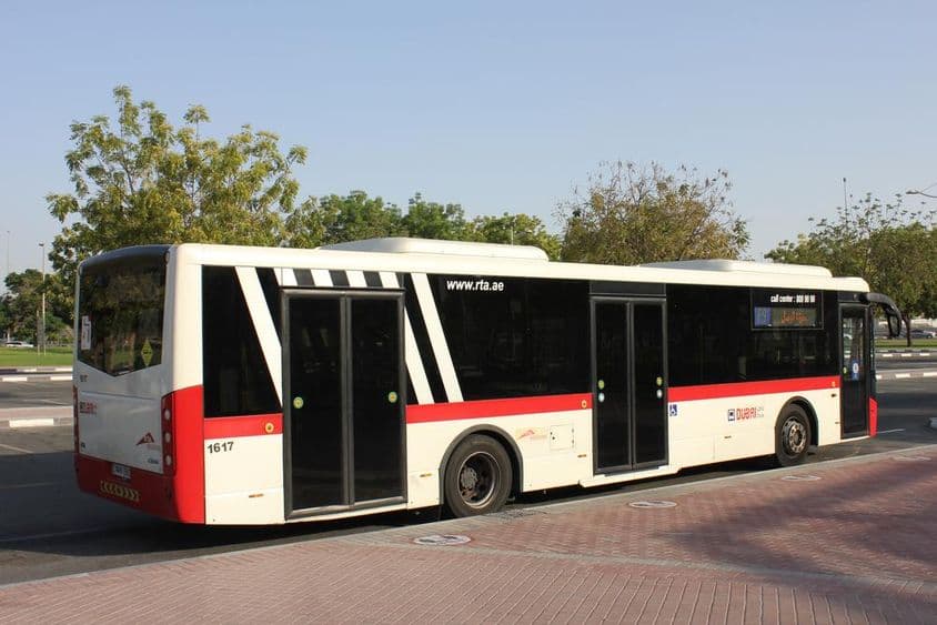 Bus de Dubaï à l'arrêt.
