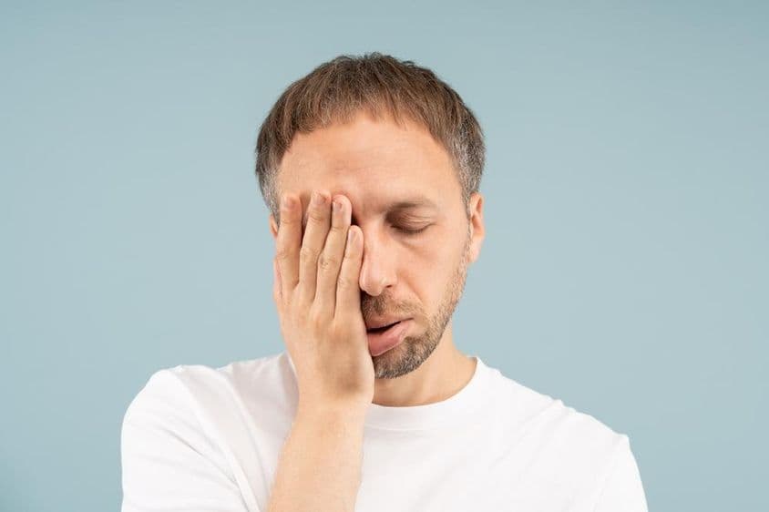 L'homme fatigué se sent épuisé, a besoin d'aide psychologique.