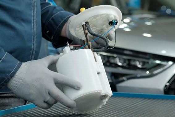 Préparation pour installer une nouvelle pompe à carburant et remplacer un produit défectueux.