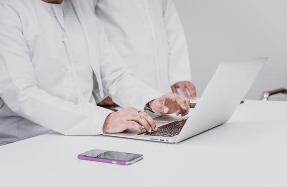 Homme d'affaires arabe en tenue traditionnelle.