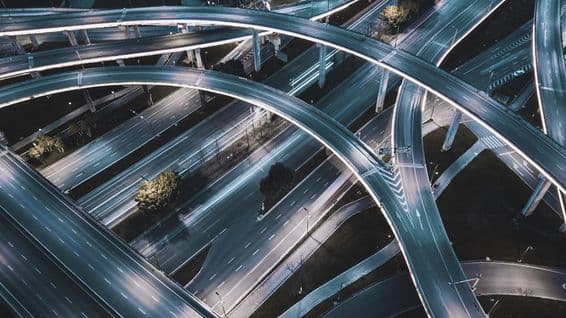 Routes de Dubaï se chevauchant.