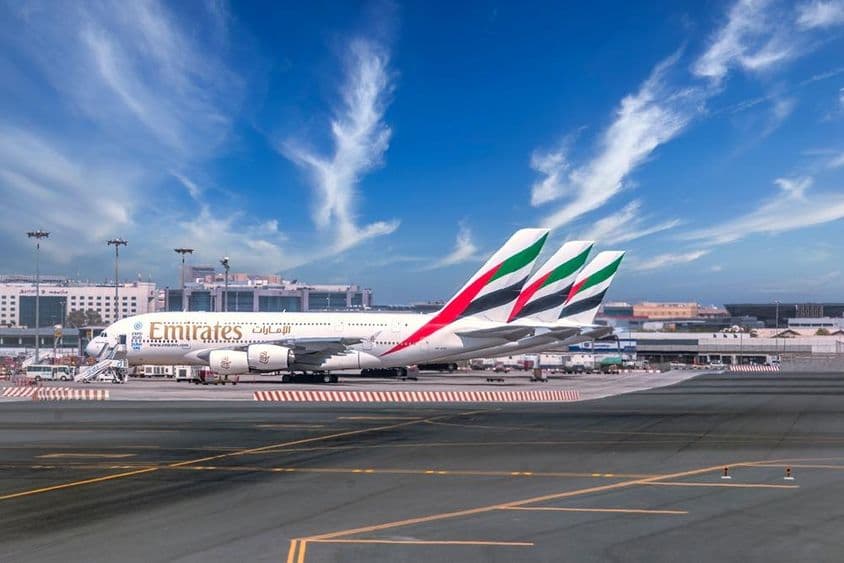 Aéroport de Dubaï avec des avions Emirates stationnés.