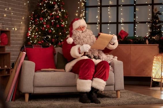 Père Noël assis sur un canapé.
