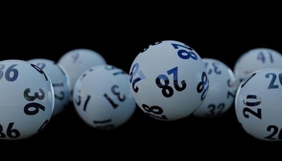 Numéros de loto sur des boules.