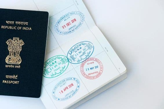 Passeport indien avec des tampons des EAU.