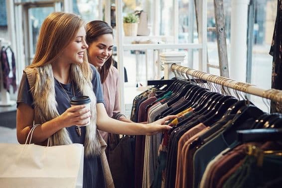 Femmes riant et prenant un café dans une boutique