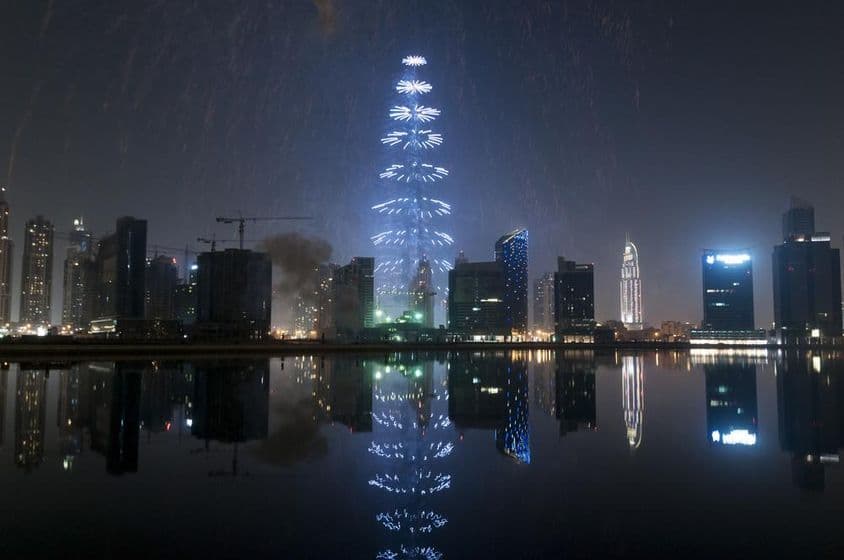 Célébration du Nouvel An et feux d'artifice au Burj Khalifa à Dubaï.