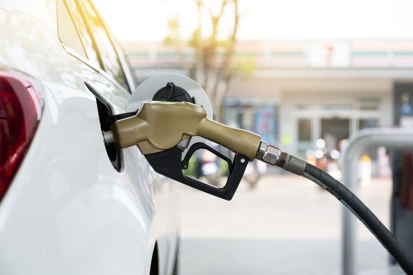 Buse de pompe à essence dans une voiture.