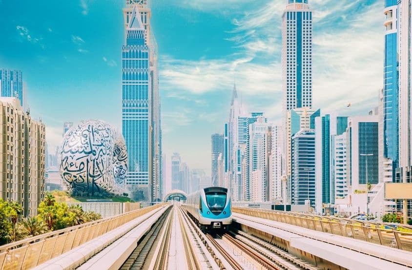 Métro de Dubaï avec le Musée du Futur et des gratte-ciels en arrière-plan.