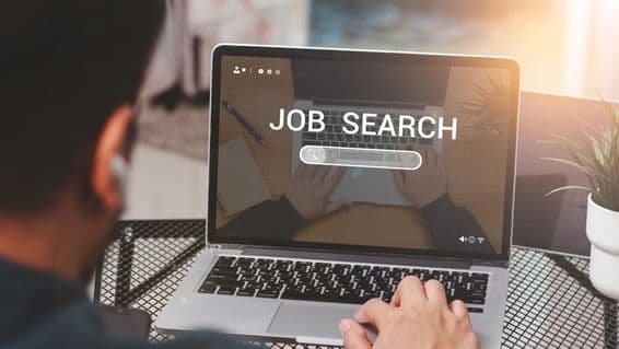 Homme utilisant un ordinateur portable pour chercher un emploi.