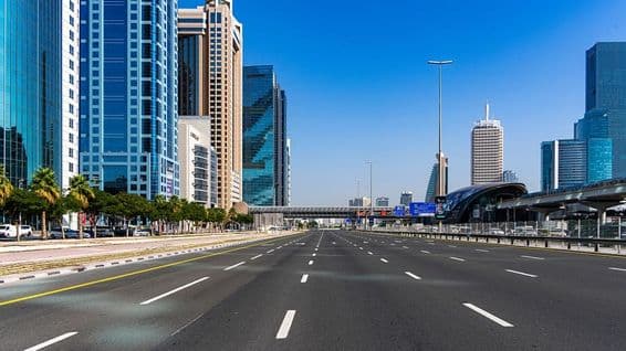 Route Sheik Zayed de Dubaï en direction d'Abu Dhabi.