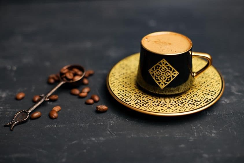 Tasse et soucoupe de café plaquées or.