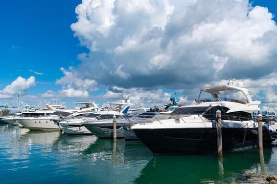 Yacht dans un port marin.