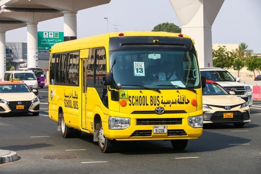 Bus scolaire Toyota Coaster dans une rue de la ville.
