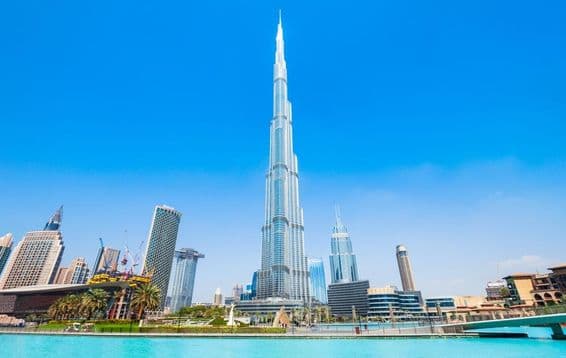 Burj Khalifa pendant l'heure bleue envoûtante.