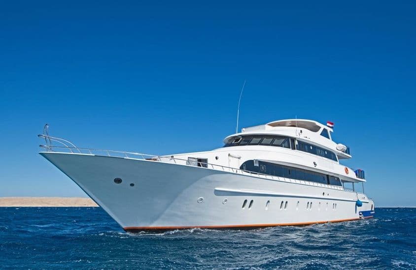 Un grand yacht à moteur privé de luxe naviguant sur la mer tropicale.