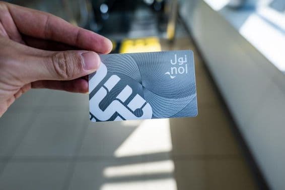 Carte Nol de Dubaï dans la main d'un homme.