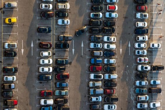 Un parking public vu d'un point de vue aérien.