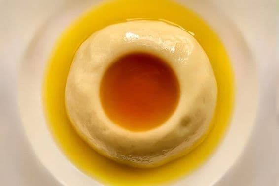 Aseeda, un dessert bien connu, traditionnellement préparé lors de rassemblements, notamment pour les célébrations de naissance ou les événements familiaux pendant les fêtes.