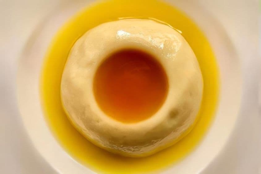 Aseeda, un dessert bien connu, traditionnellement préparé lors de rassemblements, notamment pour les célébrations de naissance ou les événements familiaux pendant les fêtes.
