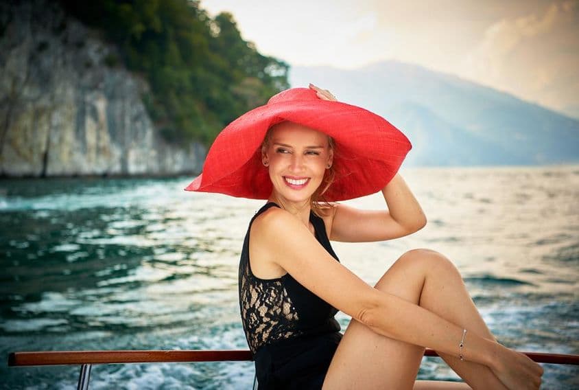 Mannequin féminin photographié sur un bateau à moteur en bois au lac de Côme en Italie.
