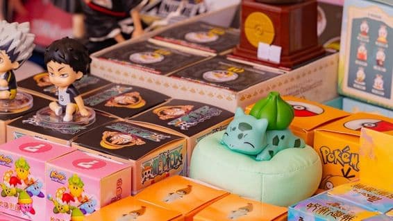 Collection de produits dérivés d'anime et de jeux, y compris Pokémon Bulbizarre, personnages de Haikyuu, et figurines Kirby.