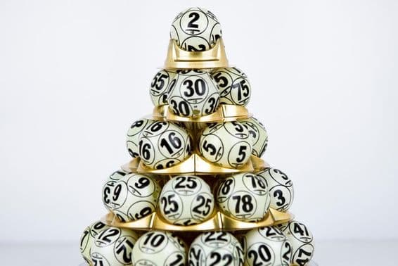 Boules de lotto avec des numéros.