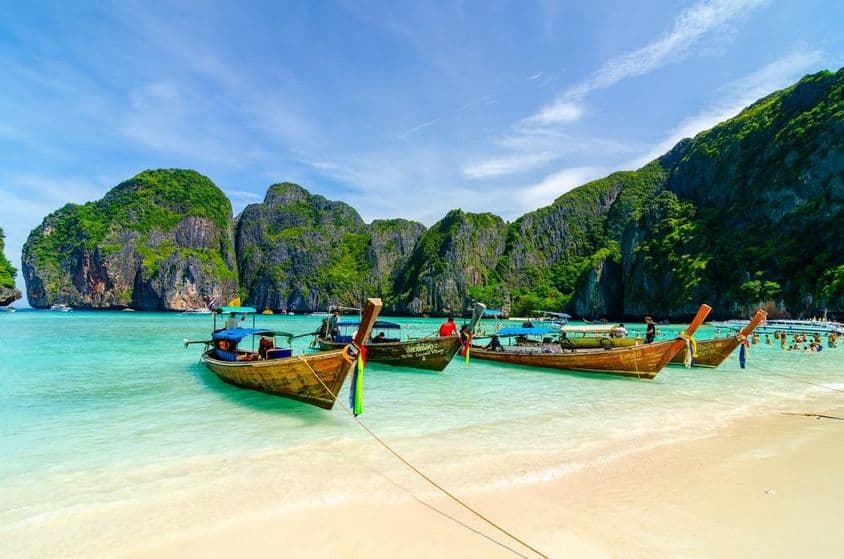 Vue de la plage tropicale dans la baie de Maya près de Phuket, Thaïlande.