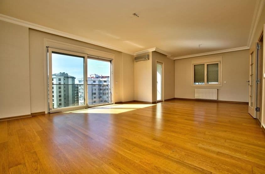 Salle vide dans une maison de luxe à Dubaï.