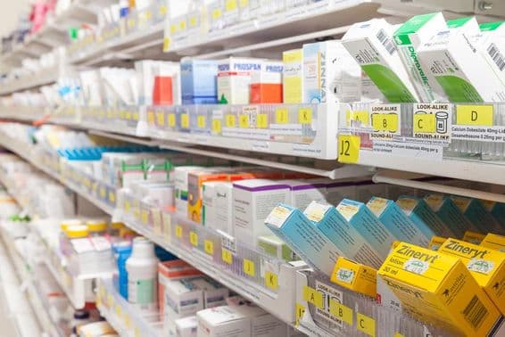 Étagères de pharmacie avec divers produits.